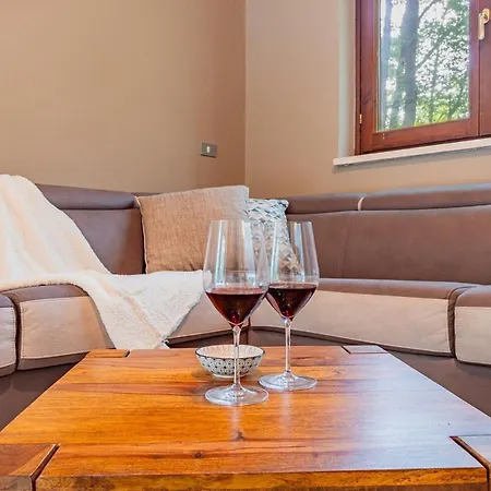 Villa La Quiete Del Pero Fiorito In The Langhe